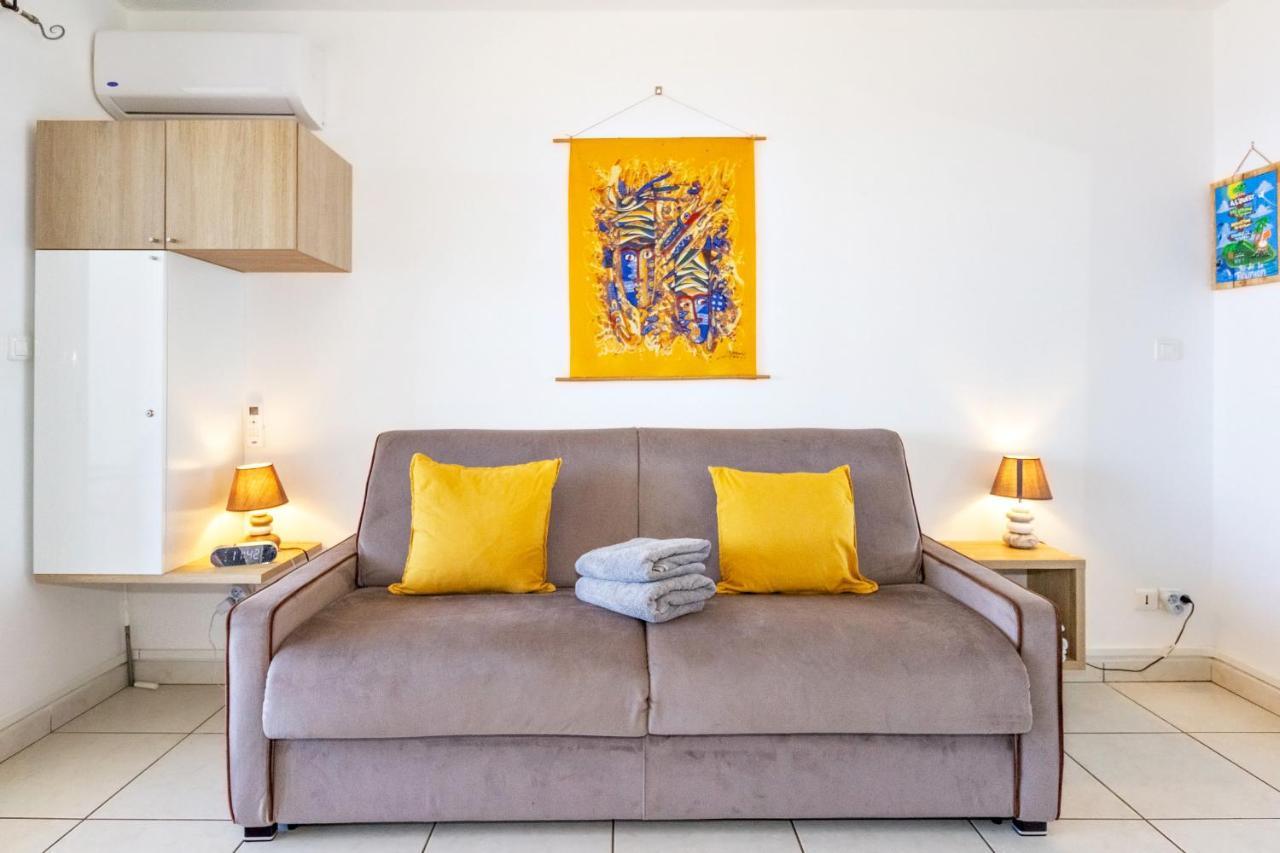 Oceanides - Studio Renove Avec Magnifique Vue Mer - Saint-Gilles-Les-Bains Kültér fotó